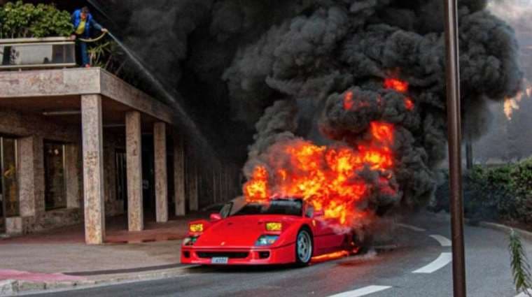Video: Un Ferrari F40 arde en llamas en Mónaco