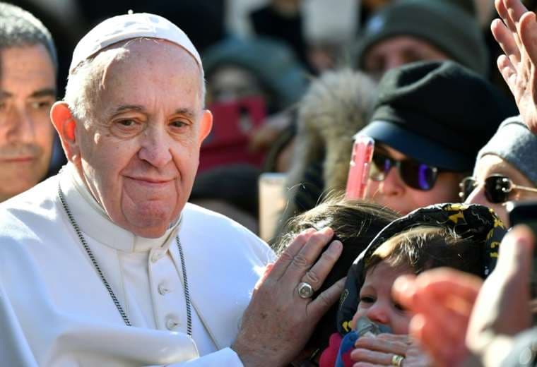 Papa condena hipocresía de países que "hablan de paz y venden armas"