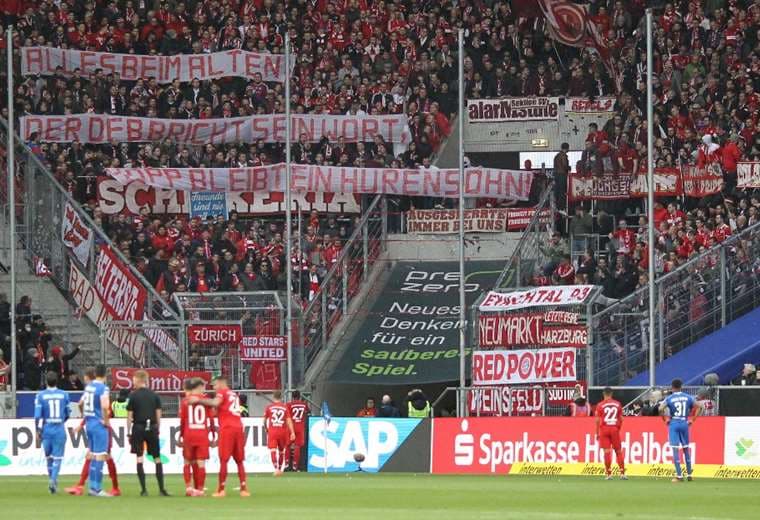 Video: Hoffenheim y Bayern protestan contra ultras terminando el partido en una tregua