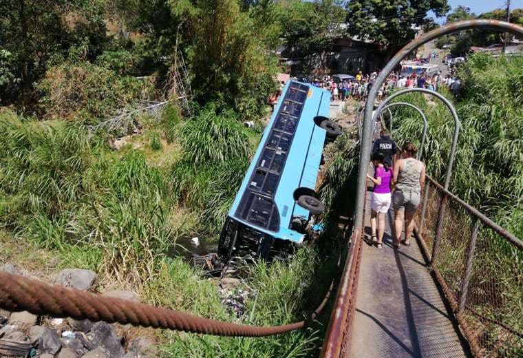 Bus cae en cauce de río en Tuetal Norte