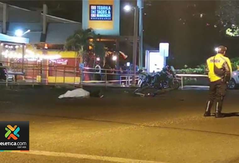 Ciclista muere atropellada por vagoneta en Escazú