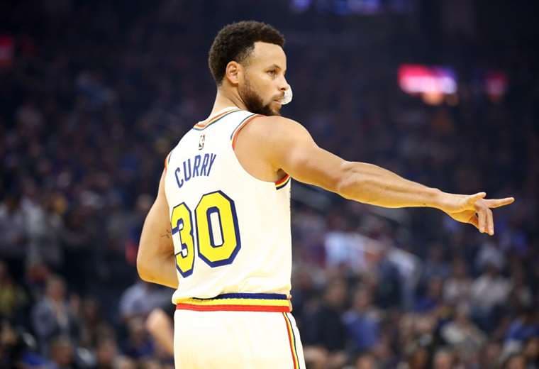 Warriors confirman la baja de Curry al menos hasta playoffs