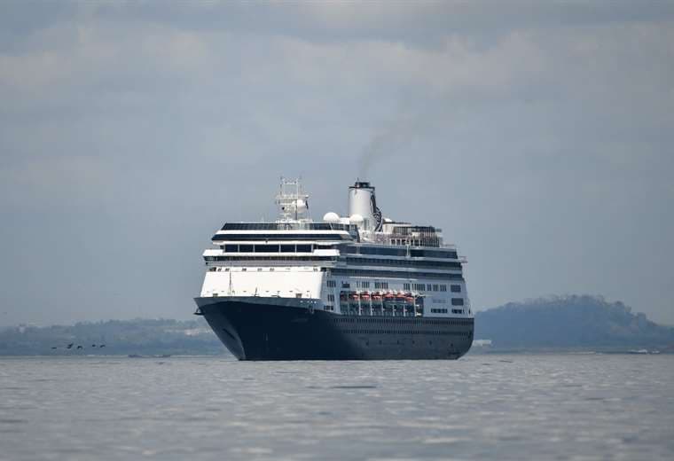 Muertos del crucero "Zaandam" están "en la conciencia" de quienes nos rechazaron, dice pasajera