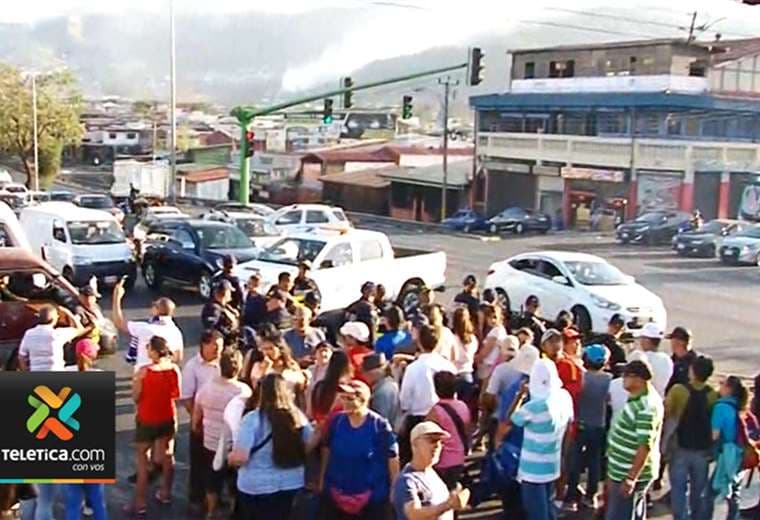 Vecinos de Hatillo bloquean Circunvalación por segundo día consecutivo debido a los faltantes de agua