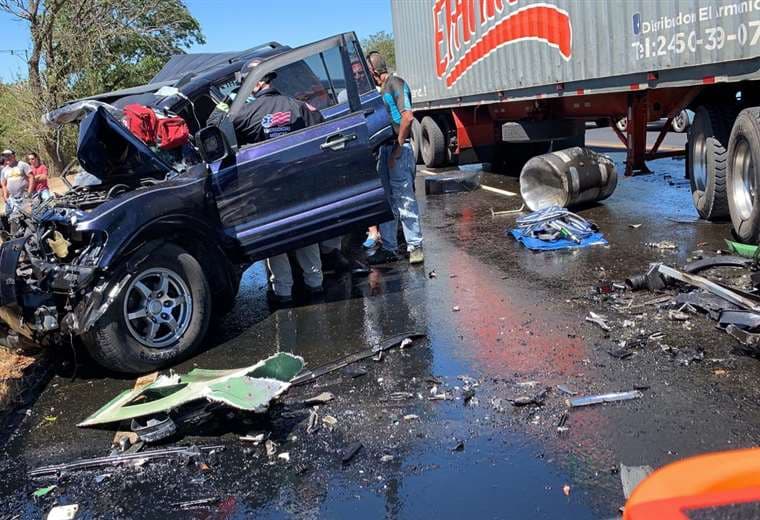 Aparatosa colisión entre tráiler y vehículo deja un hombre gravemente herido en Alajuela