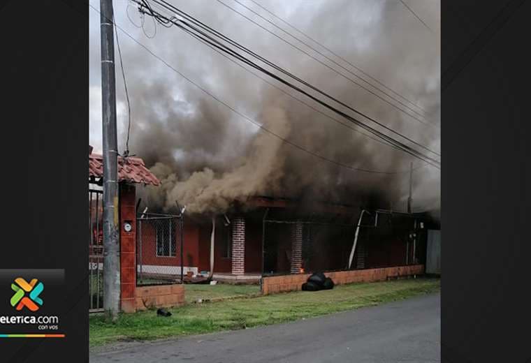 Hombre sobrevive a incendio dentro de vivienda en Siquirres