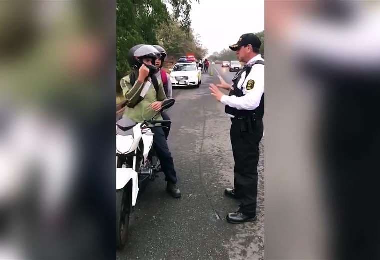 Video: Oficial de Tránsito se comunica en LESCO con motociclista durante operativo policial