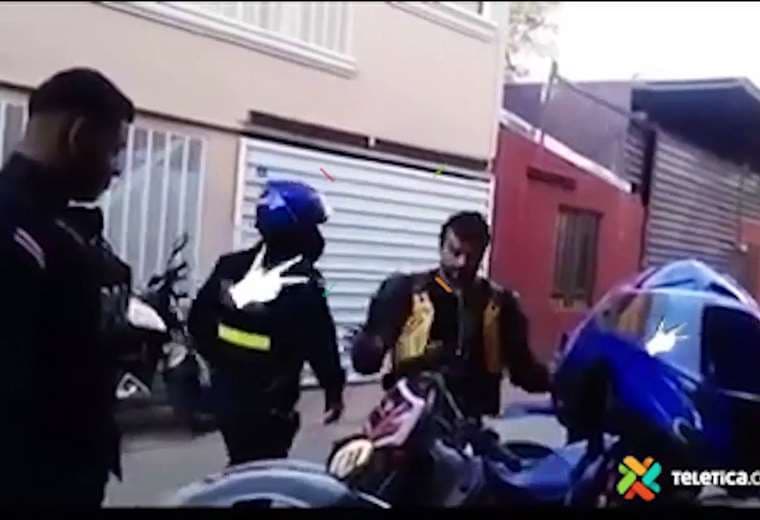 Video: Policía escupe a motociclista y vecinos la emprenden contra el oficial