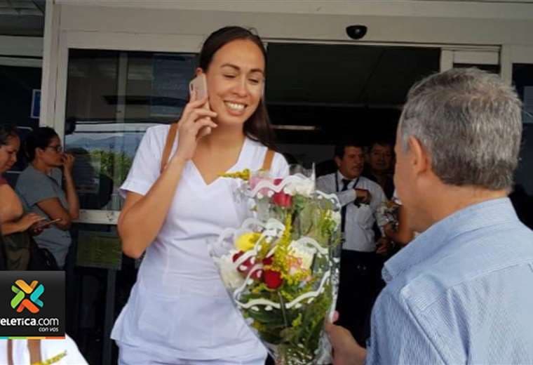 Funcionarios del sector salud recibieron cientos de flores como agradecimiento a su labor