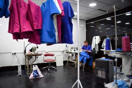 Un sastre de Escocia monta una fábrica de uniformes para personal médico