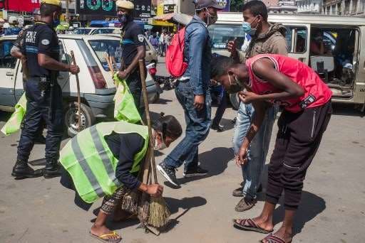 Madagascar obliga a barrer las calles a quienes salen sin mascarilla