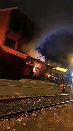 Incendio en bodega de Clínica Central puso a correr a los bomberos