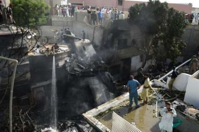 Al menos 40 muertos en el accidente de avión en Pakistán