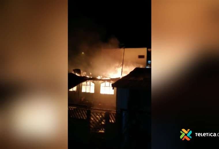 Bomberos encuentran persona fallecida en incendio dentro de vivienda en Cartago