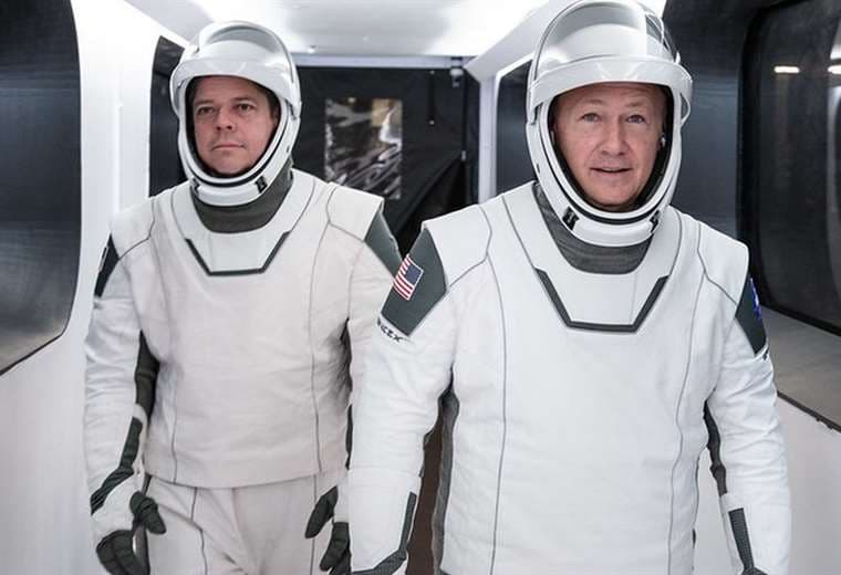¿Cómo son los trajes inspirados en superhéroes que utilizan los astronautas de la nave Crew Dragon?