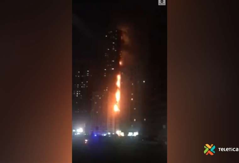 Video: voraz incendio consume edificio en Emiratos Árabes