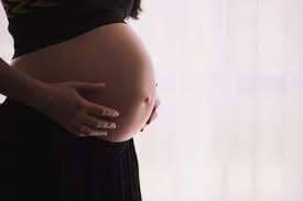 Embarazadas pueden transmitir COVID-19 a sus bebés, según estudio