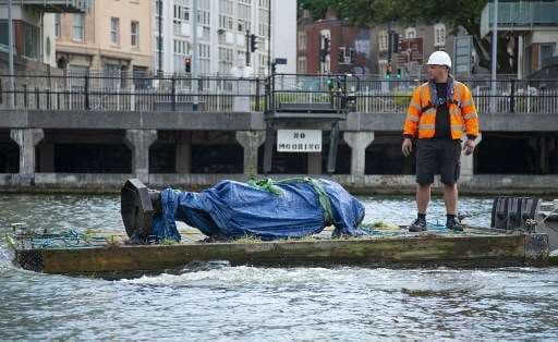 Sacan del río estatua de esclavista británico derribada por manifestantes