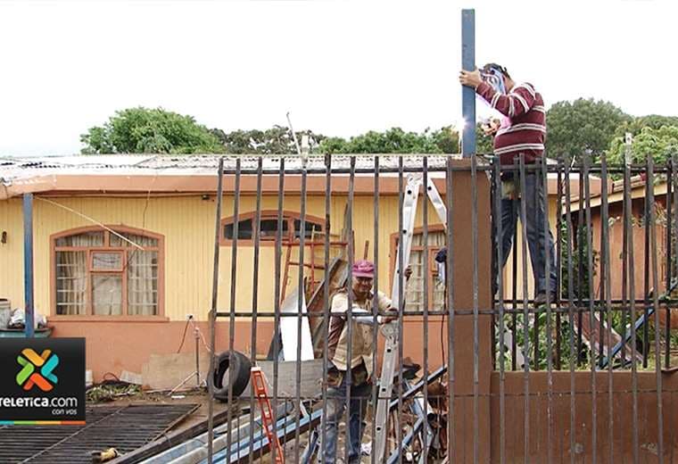 Familias afectadas por el torbellino repararon sus casas en Santo Domingo de Heredia
