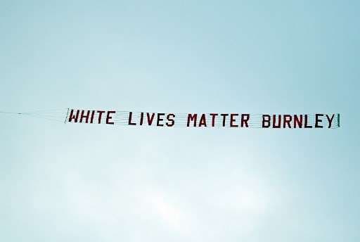 Pancarta "White Lives Matter" es fuertemente criticada en Inglaterra