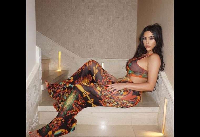 Kim Kardashian entre famosos que incumplen reglas por sequía en EE. UU.