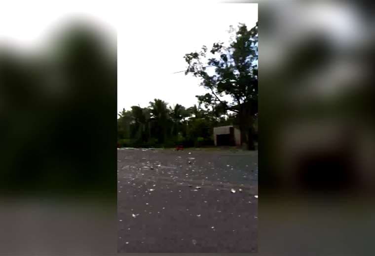 Video: Cajas de cerveza caen de camión e impactan carro