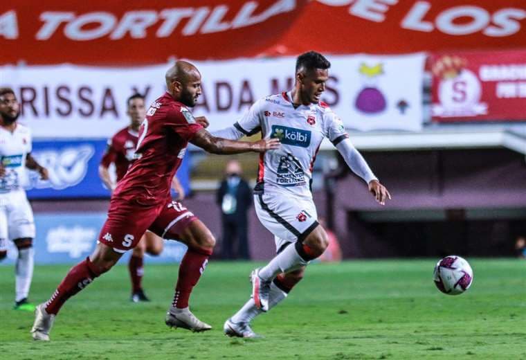 Alex López vuelve a fallar en la hora grande para Alajuelense