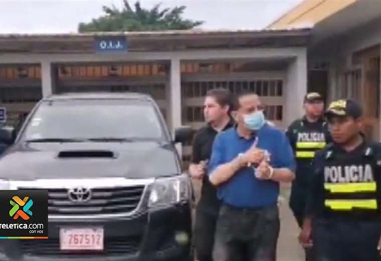 Video: Albino Vargas entró a la Fiscalía esposado y con custodia policial para indagatoria