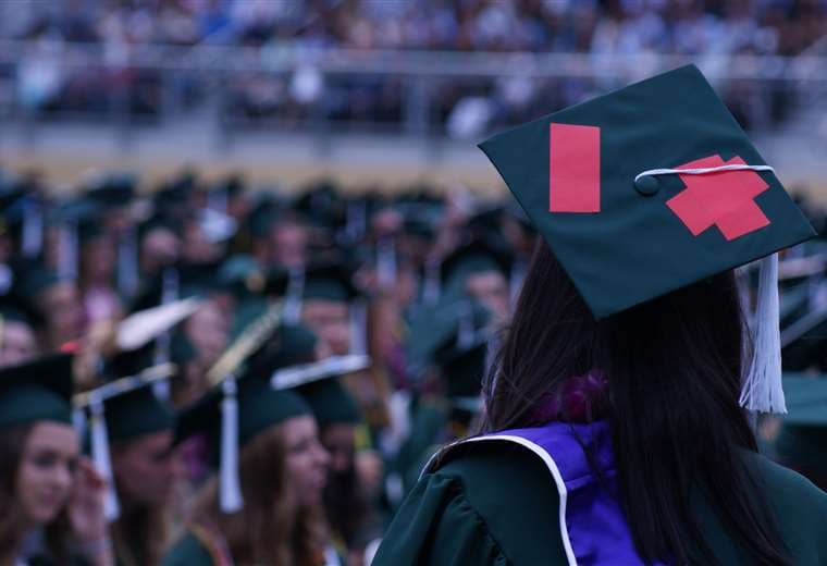 ¿Qué puede hacer si pagó su graduación universitaria y no se realizó?
