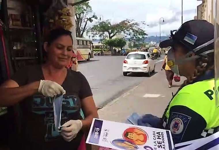 Video: Policía Municipal repartió 250 mascarillas a vendedores de periódico y lotería en San José