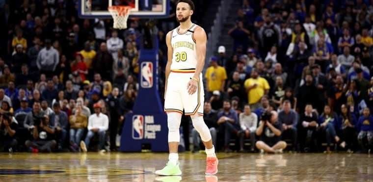 Warriors tropiezan ante Spurs en una errática noche de Curry