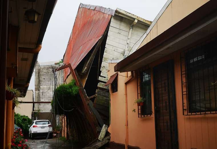 Colapso de pared en antiguo Cine Reina obliga a evacuar a ocho familias