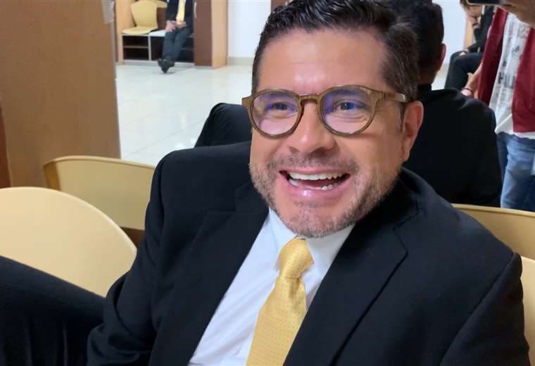 Periodista Gustavo López llegó a grabación en corbata y sin medias