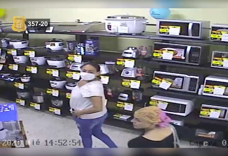 Mujeres roban licuadora de almacén en Guadalupe