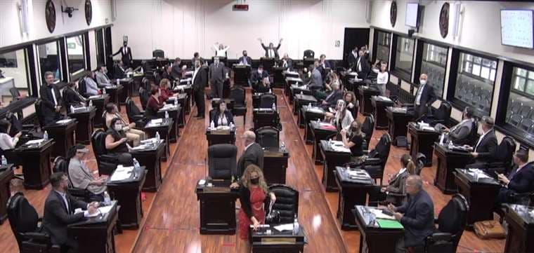 Diputados arremeten contra presidente legislativo por negarles la palabra