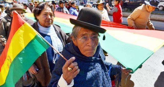 Bolivia adelanta aguinaldo a los adultos mayores por coronavirus