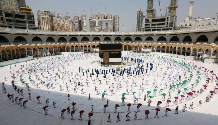 Arabia Saudita reimpone distancia física en La Meca por repunte del COVID