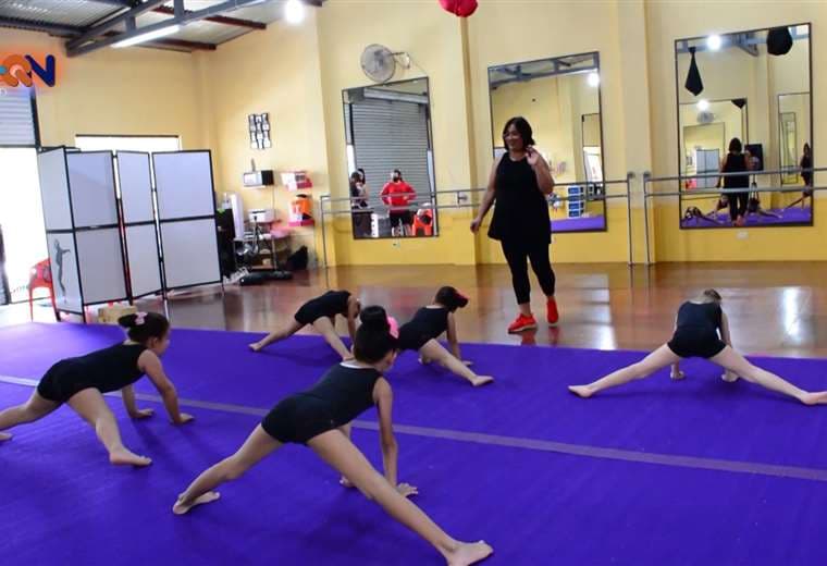 Bailarina Alhanna Morales y familia imparten talleres de verano
