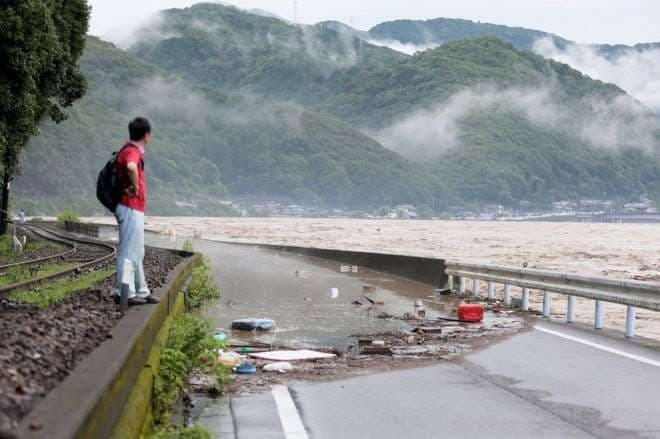 Evacuaciones masivas en Japón, 14 muertes en hogar de ancianos 