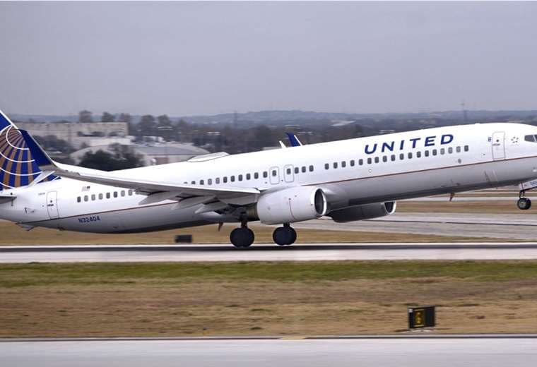 Primer vuelo comercial desde EE.UU. trae a 146 pasajeros