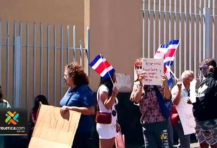 Vendedores de lotería protestan frente a la JPS