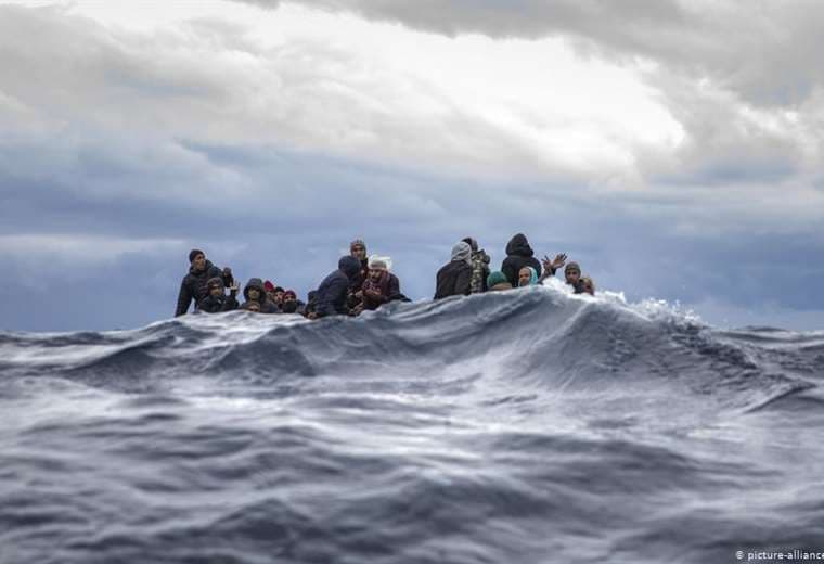 Unos 45 migrantes mueren en naufragio ante costas de Libia