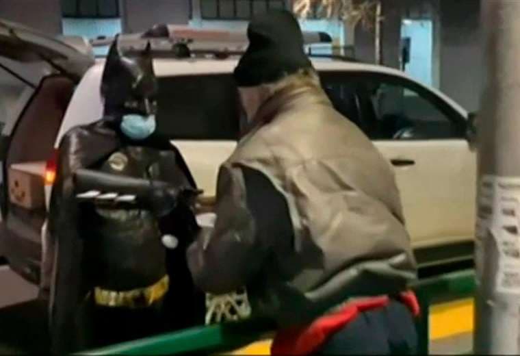 "Batman chileno" brinda ayuda en la ciudad de Santiago