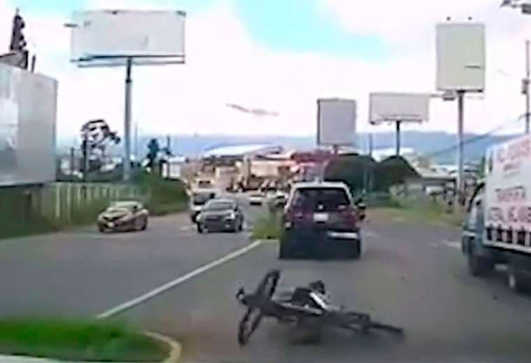Video: conductor golpea ciclista con su carro y se va del lugar