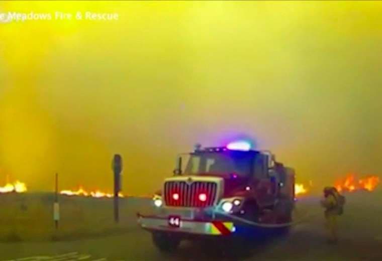 California: batallones de bomberos luchan contra incendios