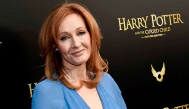 Acusada de transfobia, J.K. Rowling devuelve un premio
