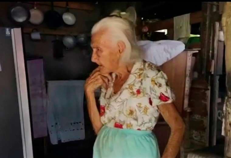 Adulta de 95 años pide ayuda, su casa está a punto de caerle encima