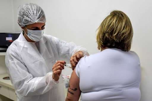 Brasil suspende ensayos de vacuna COVID-19 por "incidente grave"