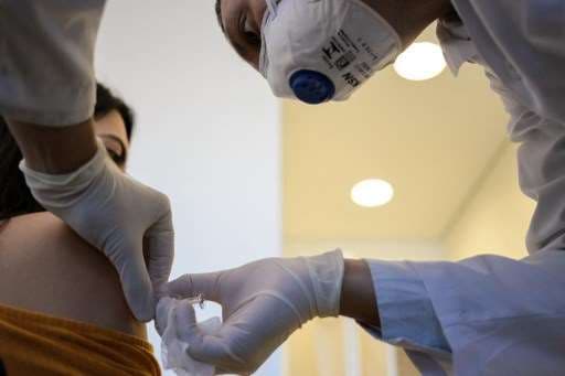 Nuevos centros de vacunación masiva abren en Inglaterra