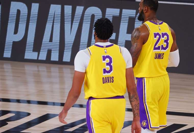 LeBron y Davis no dan opción a Blazers y Lakers avanzan de ronda